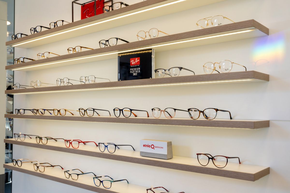 Verkaufsregal mit verschiedenen Brillenmodellen bei Kreuzpunkt Optik