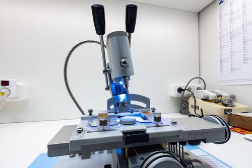 Gerät zur Brillenglasbearbeitung in der Werkstatt eines Optikers