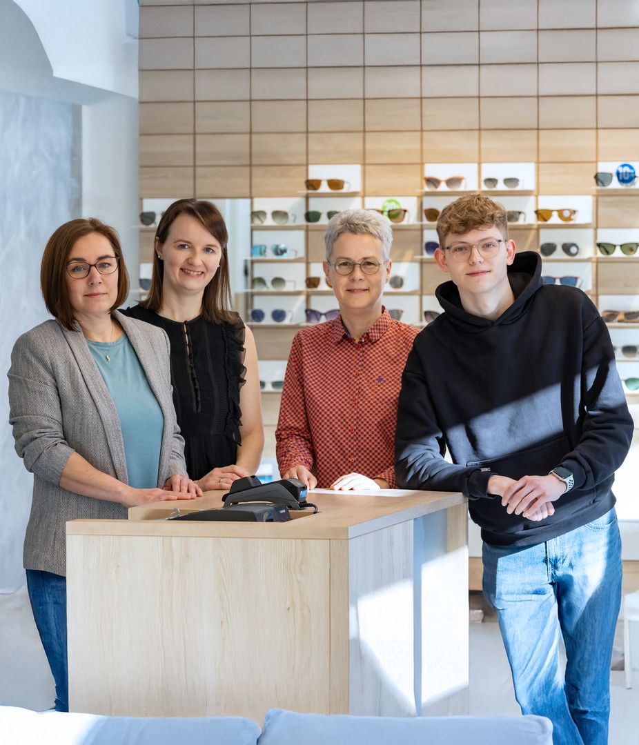 Mitarbeitende von KreuzpunktOptik beraten im Verkaufsraum