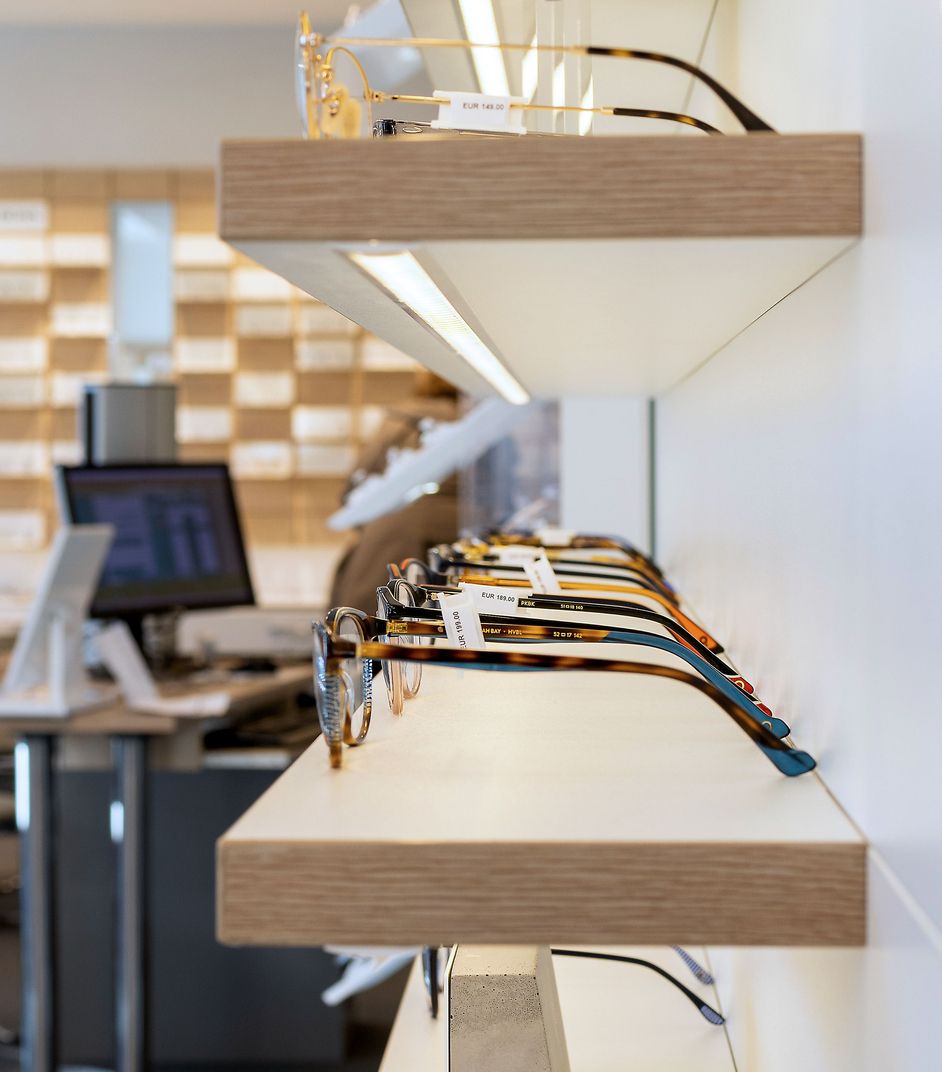 Verkaufsregal mit verschiedenen Brillenmodellen bei Kreuzpunkt Optik