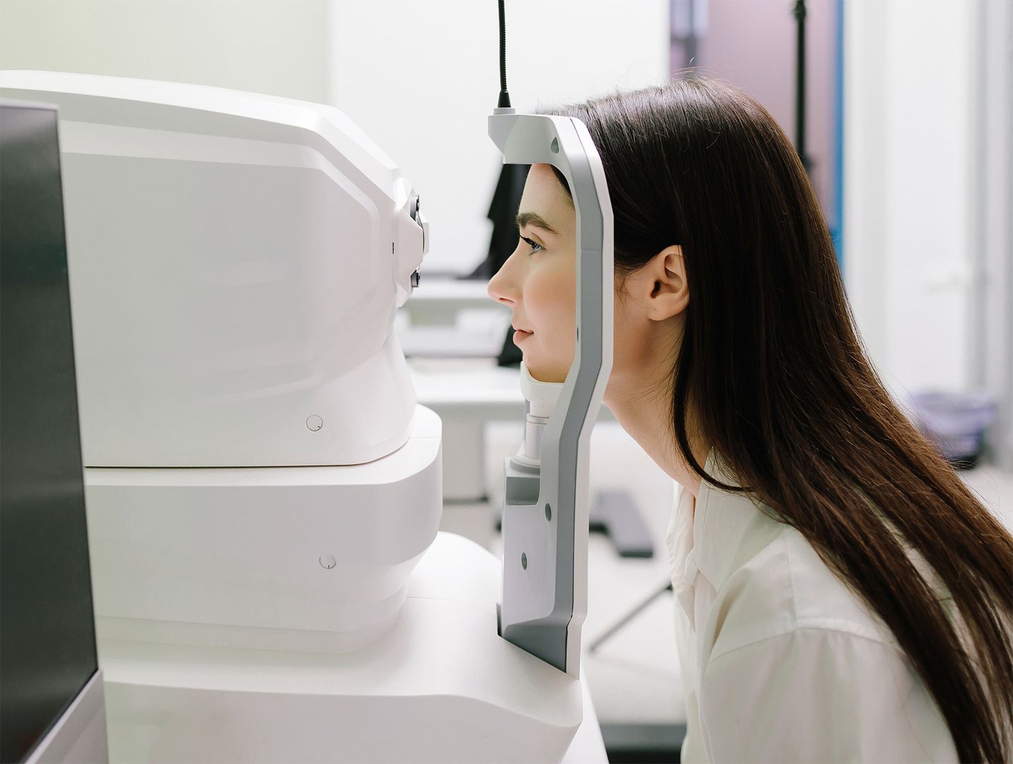 Patient bei einer OCT-Netzhautuntersuchung mit optischer Kohärenztomographie