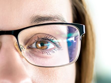Nahaufnahme des Auges einer Frau mit Brille