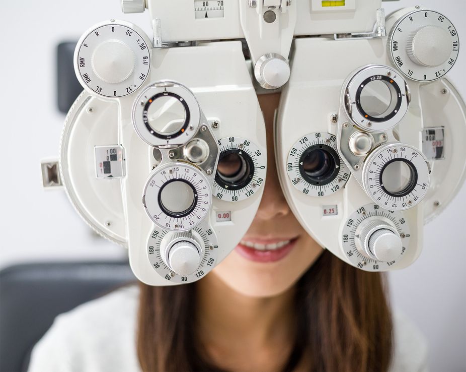 Kundin bei der Augenvermessung mit moderner Sehtest-Technologie bei KreuzpunktOptik