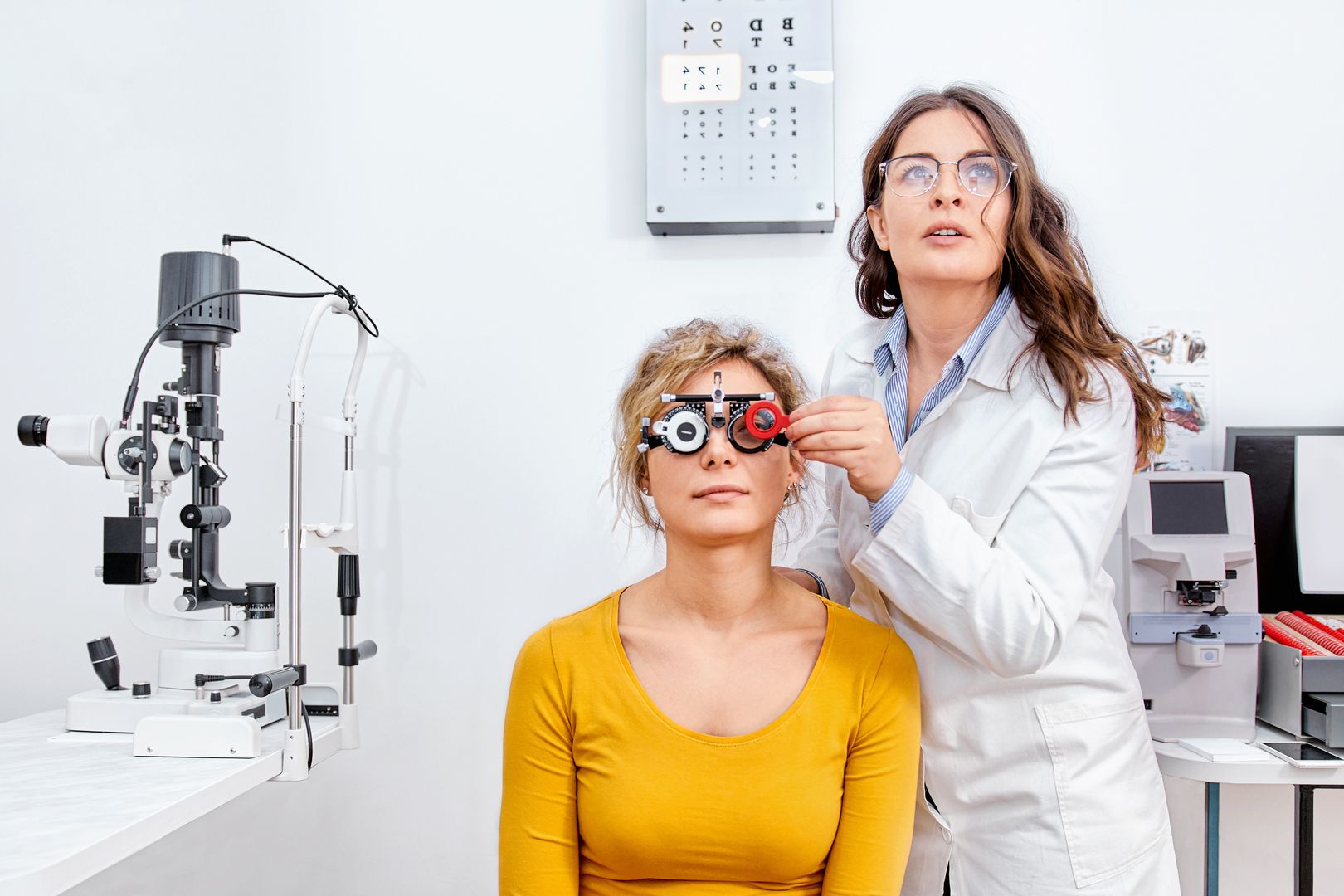 Augenoptikerin berät Kundin zu Brillengläsern und Sehhilfen