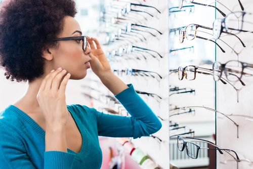 Kundin testet Brillenfassung zur Auswahl beim Optiker